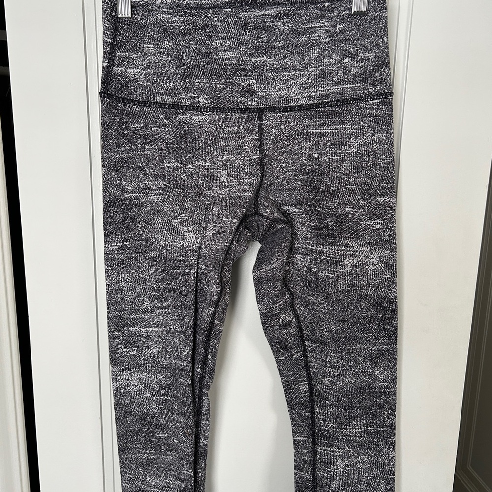 Lululemon wunder under crop size 8 black/white high rise